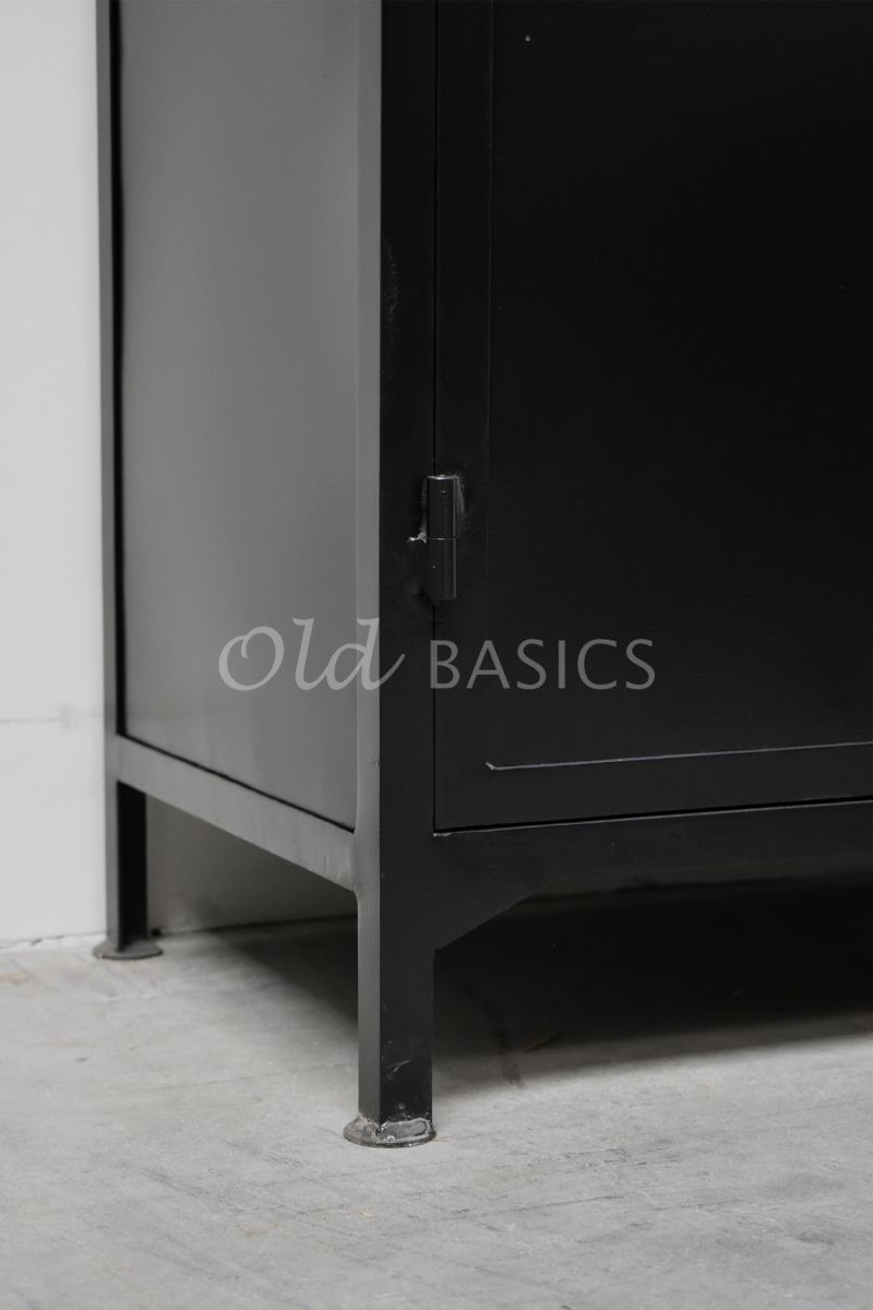 Detail van Apothekerskast Ivar Ladre NB, zwart, materiaal staal